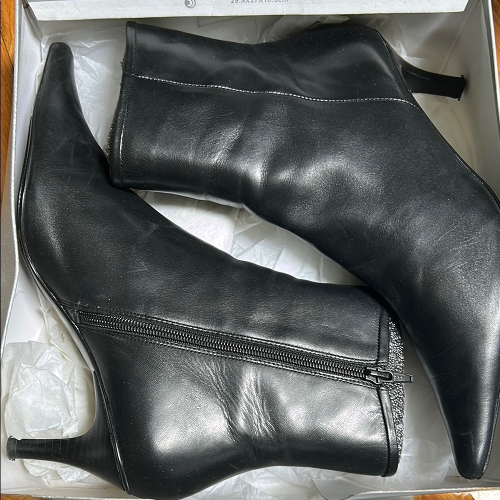 Sleek Black Heeled Boots with Stiletto Heel